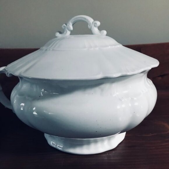 Beautiful Vintage Pattern Chamber Pot with Lid - Picture 2 of 12